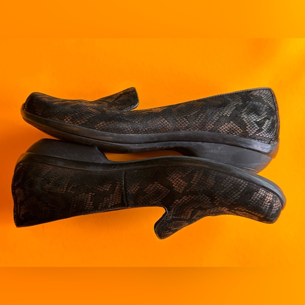 Dansko Vintage Olivia Black and Metalic Gold/Bronze Patterned Loafers 1” Heel - Picture 9 of 12